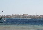 Makadibay 03  Hotelburgen und Stadt gegenüber der Bucht : Egypt, Makadi Bay, Hurgharda, Grand Makadi