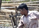 people038  Fischer bei Reusenkontrolle an Tonlesap