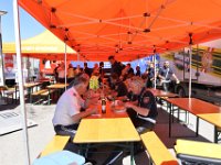 DSC5241  die begleitende Polizei bei verdienter Jause