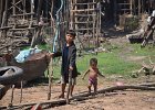 DSC 0131  Skeptischer Junge : Kambodscha, Kompong Pluc, Tonle Sap, Reisedokumentation, Reisefoto